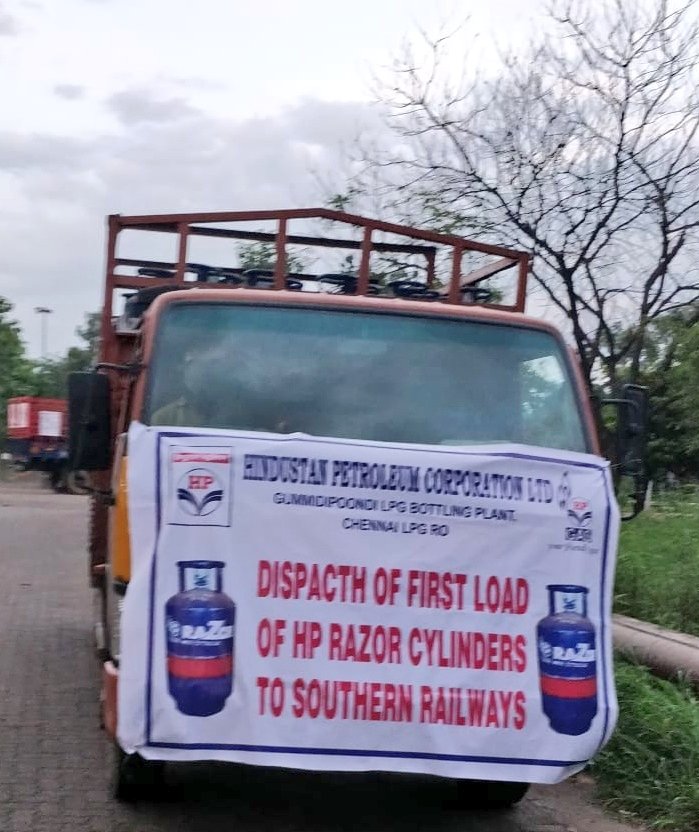 HPCL's tweet photo. Team #HPGas despatched first consignment of HP Razor Cylinders to Southern Railways from Gummidipoondi LPG Bottling Plant under Chennai LPG RO #HPCL
#NationFirst
@PetroleumMin @AshutoshJindalS @dpradhanbjp @PiyushGoyal @RailMinIndia @GMSRailway @DrmChennai https://t.co/mhTdu4qhWc