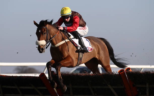 lucy_snowden's tweet photo. Winner for team @jamiesnowden as @gavsheehan92 guides #Carntop to victory in the Coldtub novice hurdle @WorcesterRaces. His second win this time under a penalty. A great result for owners HRH The Duchess of Cornwall and Sir Chips Keswick. #teamJSR https://t.co/jycyLGm1SX