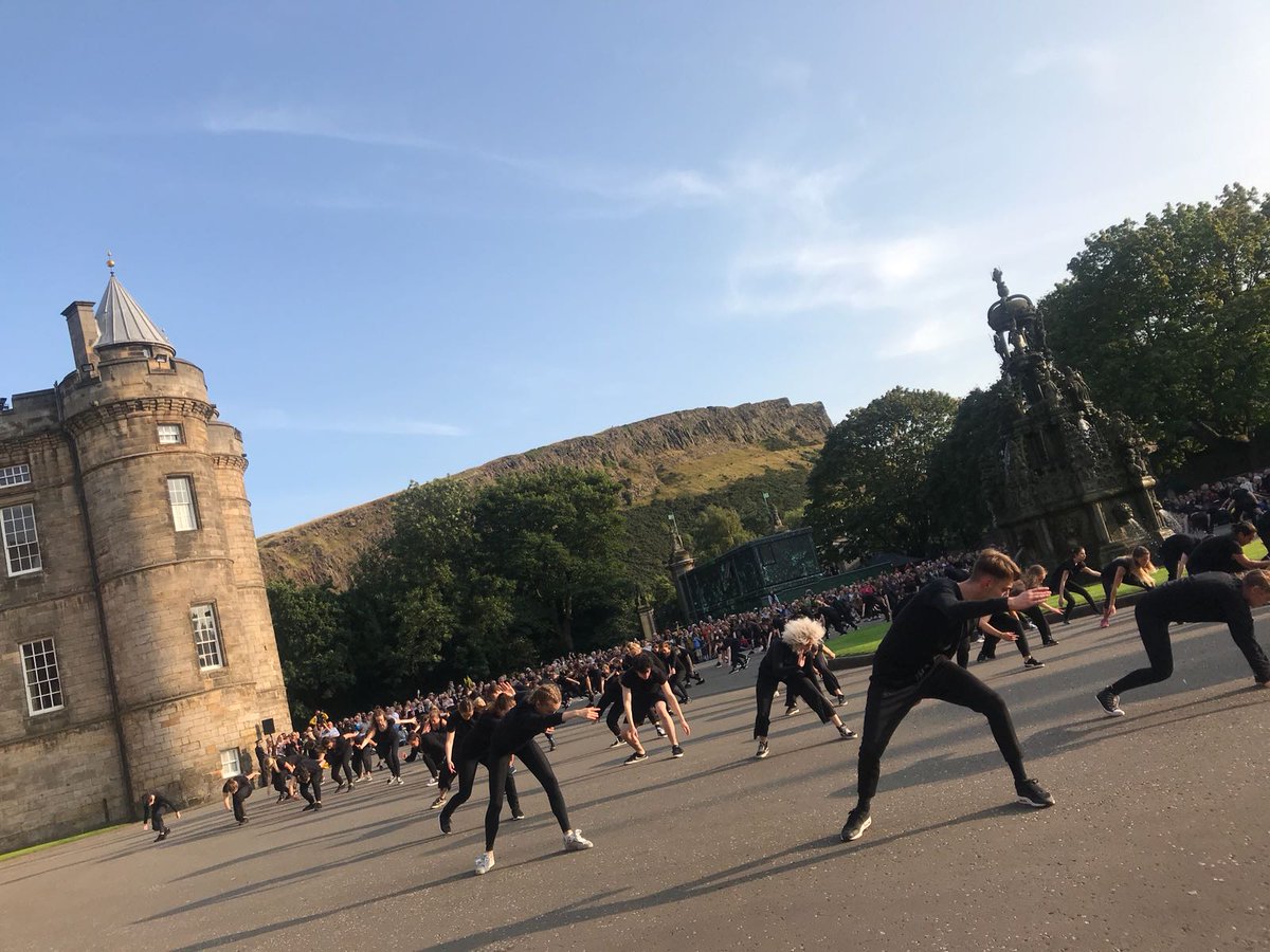 .@AkramKhanLive and 100's of young people delivered a stunning performance of #Kadamati in the grounds of #HolyroodPalace. The perfect close to day one of #EdCultureSummit