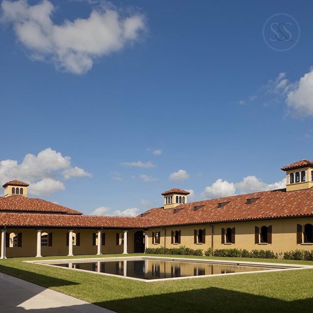 SmirosArchitect's tweet image. Blue skies fill the #ReflectingPool in the grand #innercourtyard for a moment of summer bliss... #smirosarchitects #lifestylecurators #hamptonclassic