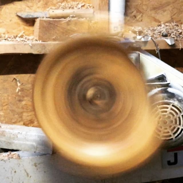 zennormade's tweet photo. Final polish of this mad one. Photos coming soon, wait until you see the side profile! #zennormade #sycamore
#woodturning #woodturner #handmade #madeincornwall #liveedge #platter #bowl #centrepiece #wood #wooden #cornwall #stives #jetwoodworking #artist #artistatwork #stunn… https://t.co/7LDVkgOlhw