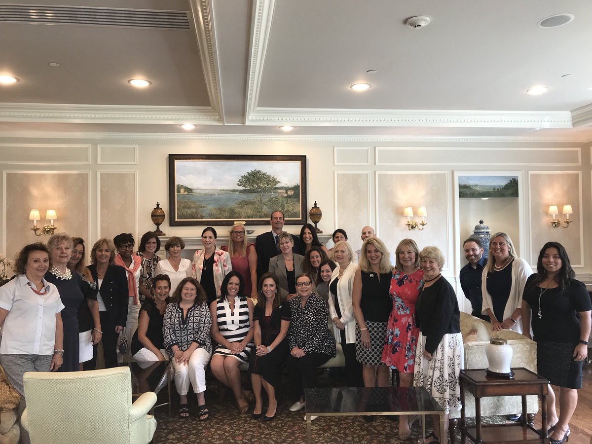VeganRealtor2's tweet photo. Congrats to my fellow @DanielGaleSotheby
#RealEstate #UnitLeaders for the 2018 2nd quarter...What a terrific congratulatory networking breakfast we had today at the Huntington Country Club!!! https://t.co/tvRZ1Nvtnt
