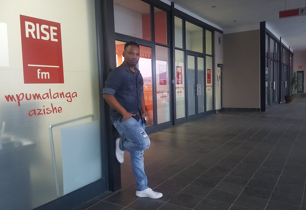 PremiumBeatsSA's tweet photo. 😎🤘🏿#Radio #radiohead #radioproduction #radioimaging #radiothings #greatdayatwork #workthings #broadcasting #lifeofadj #converse #potraitphotography #potrait #jeans #jeantojean #MpumalangaAzishe https://t.co/D6pjoQvsOA