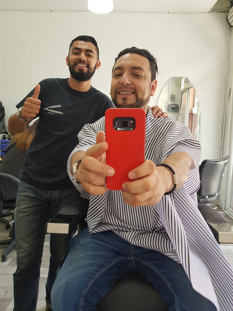 Rene_Renteria's tweet photo. Antes del viaje una #chaineada con el mejor barbero @SM_JRR #comper https://t.co/PlI508mFZe