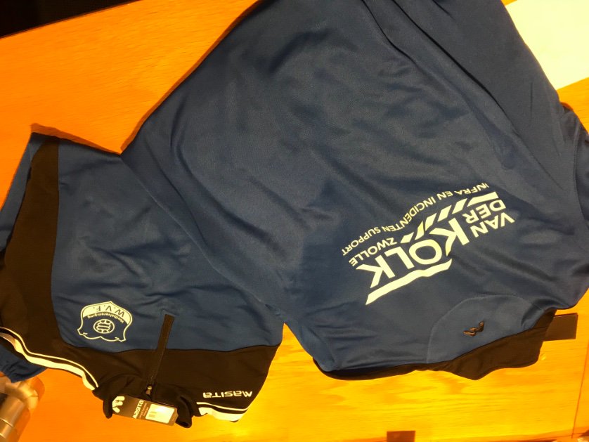 De nieuwe presentatiekleding van <a href="/vanderKOLK_z/">vanderKOLK-Zwolle</a> voor <a href="/vvwvf/">WVF</a> 1 en 2 zijn weer vernieuwd #dank #trouwe sponsor