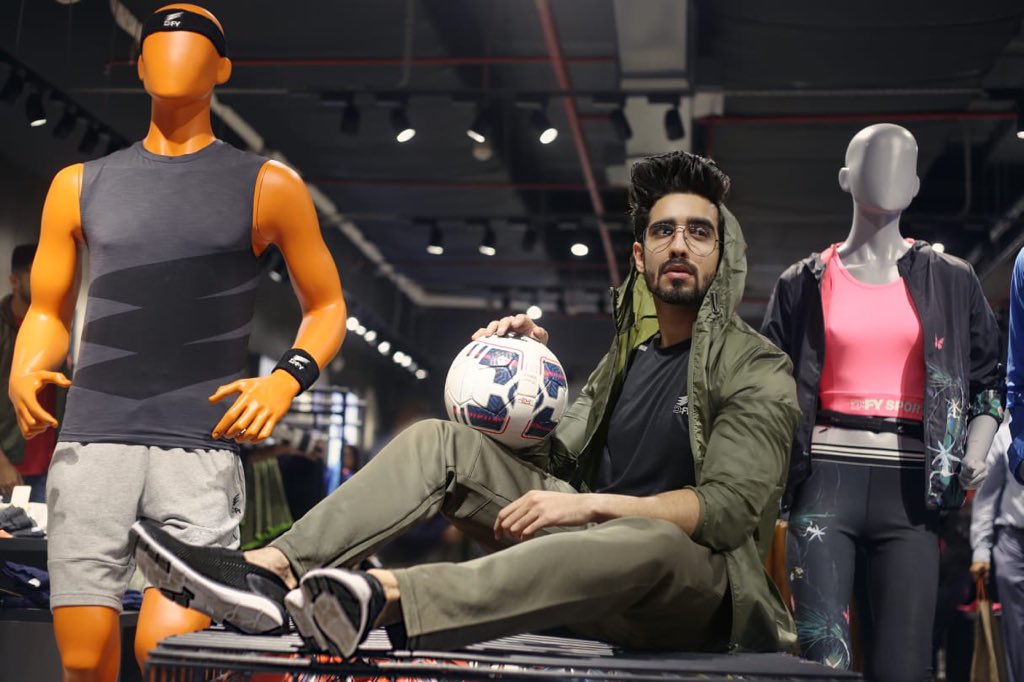 TheFormalEdit's tweet photo. Steal the spotlight by defying the everyday and your competition.
@dfysport the new active sports gear brand launches in India yesterday. Itโs the first truly Indian sport brand, designed to deliver modern cutting edge, chic active and aesthetically dope active wear #GetSetDefy https://t.co/0FDMEgemf2