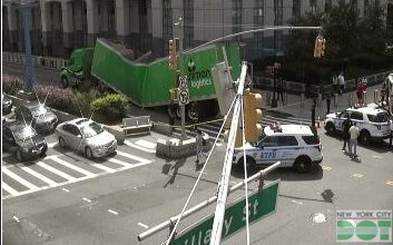 GregRice1010's tweet photo. #DoNotAdjustYourScreen- that #accordion-looking thing is a #TractorTrailer that basically just #collapsed! It's got #FlatbushAve CLOSED southbound at #TillaryStreet, so this could affect the #ManhattanBridge as the afternoon goes on.  #1010WINS https://t.co/nTulSCLMsr