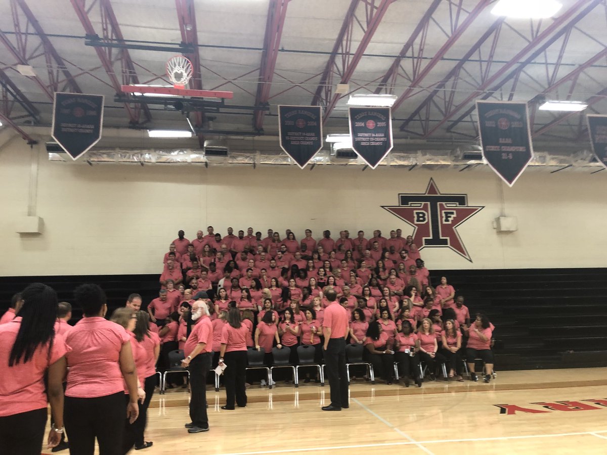 Terry_Rangers's tweet photo. Convocation 2018!!! #RedtrackPride https://t.co/azEgfxx61q