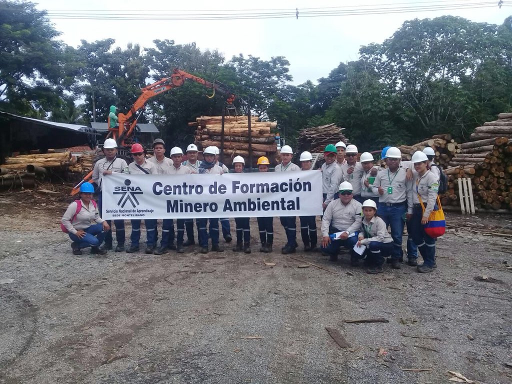 ADMON1_SENACFMA's tweet photo. @SBDIR_SENACFMA  Aprendices de Técnico en Minería a Cielo Abierto visitan la Mina El Rayo, donde observaron el proceso de explotación de oro y el proceso de recuperación de tierras que han perdido su capa vegetal. @SENAComunica @bienestarCFMA3 https://t.co/mZUr0bWgmV