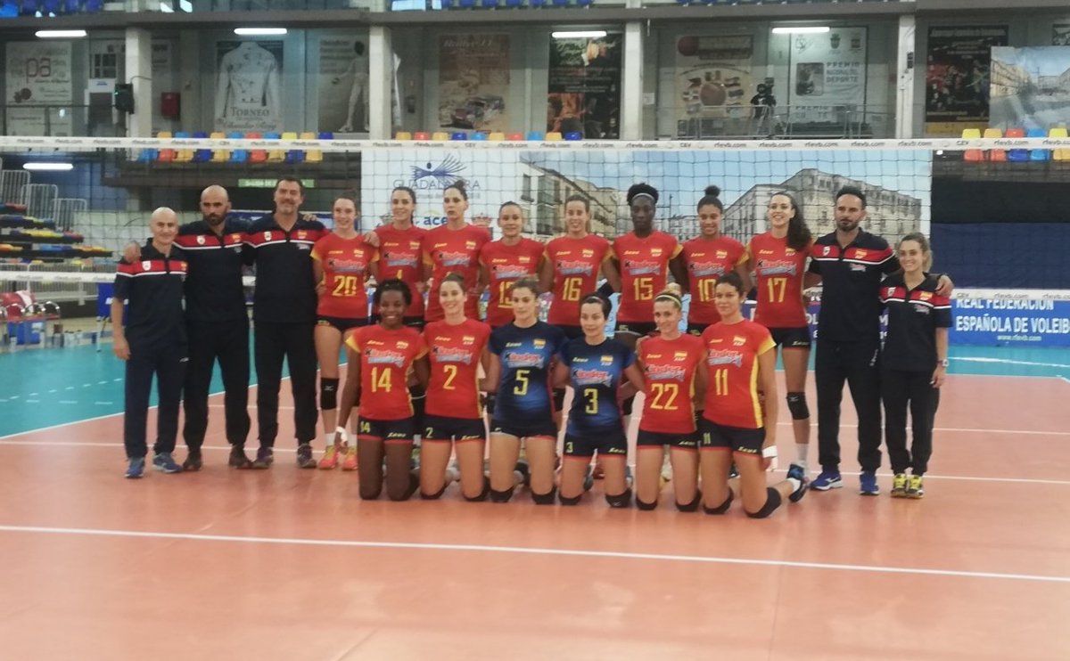 JuanAlonsoESP's tweet photo. Las @VoleyFemAbs ganan 3-0 a Bosnia. Bravo! 3er set 25-12. Próximo partido domingo en Bosnia @RFEVB https://t.co/AVtVugHlsQ