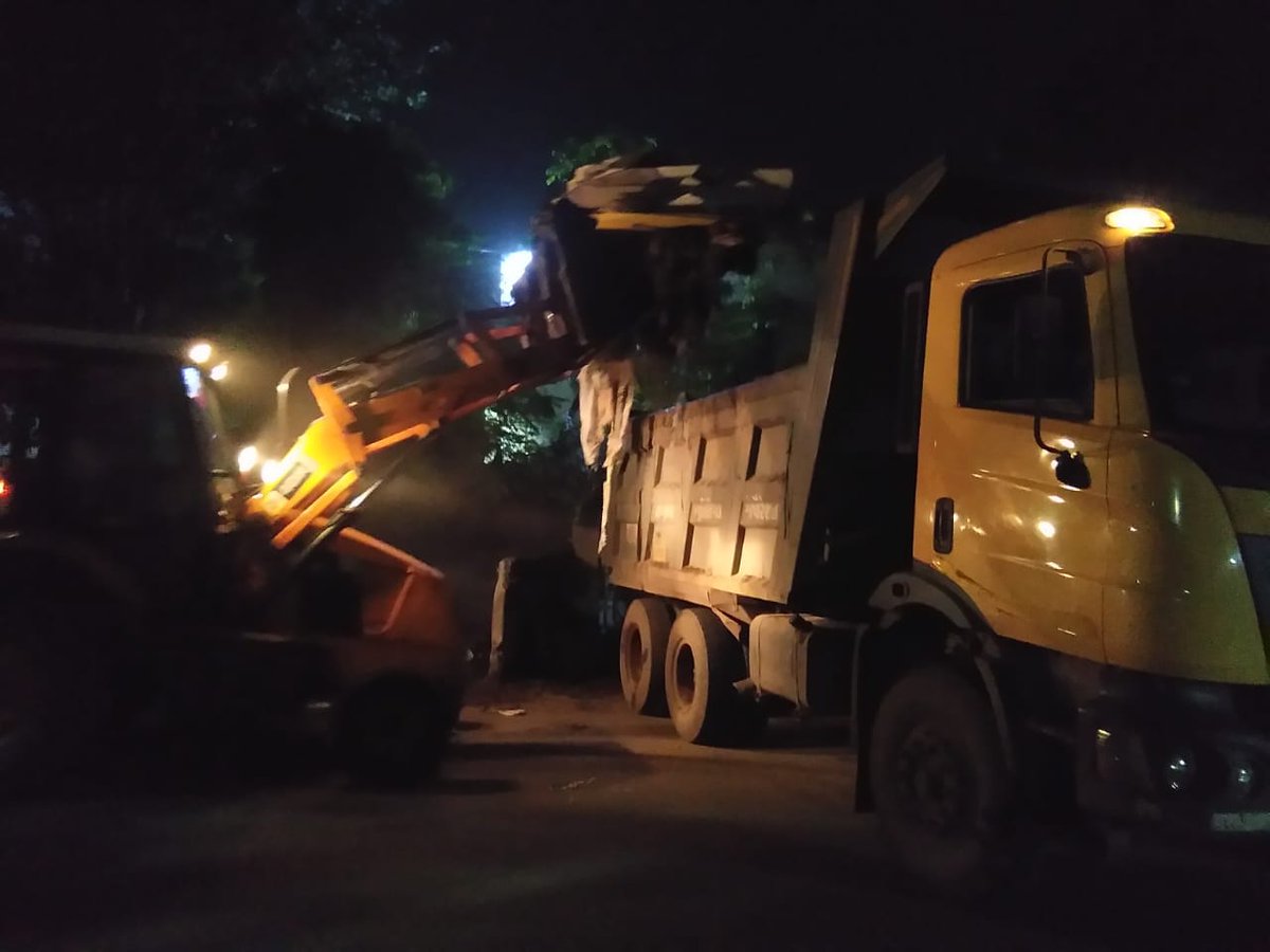 tejasB_AMC's tweet photo. Post festival #solid_waste #disposal is generally challenging. Night operations with machinery is on. Team #East_zone is working to clear asap. @DyMC_EZ https://t.co/rOVG4yulwD