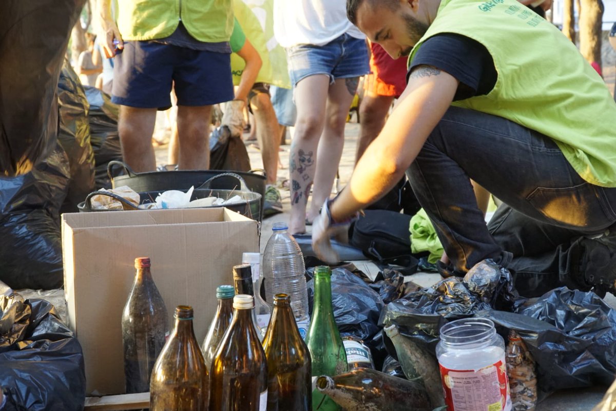 greenpeace_mur's tweet photo. 🏖️[Actividad]👫
En estos momentos, los Voluntas de @greenpeace_esp #Murcia están haciendo el recuento de todas las cosas olvidas en nuestras playas. 😢🌊🐡🐢🕊️
#BreakFreeFromPlastics #ATodaCosta #LimpiezaDePlayas
#RegióndeMurcia #LaManga #MarMenor https://t.co/u2fziqYbZi