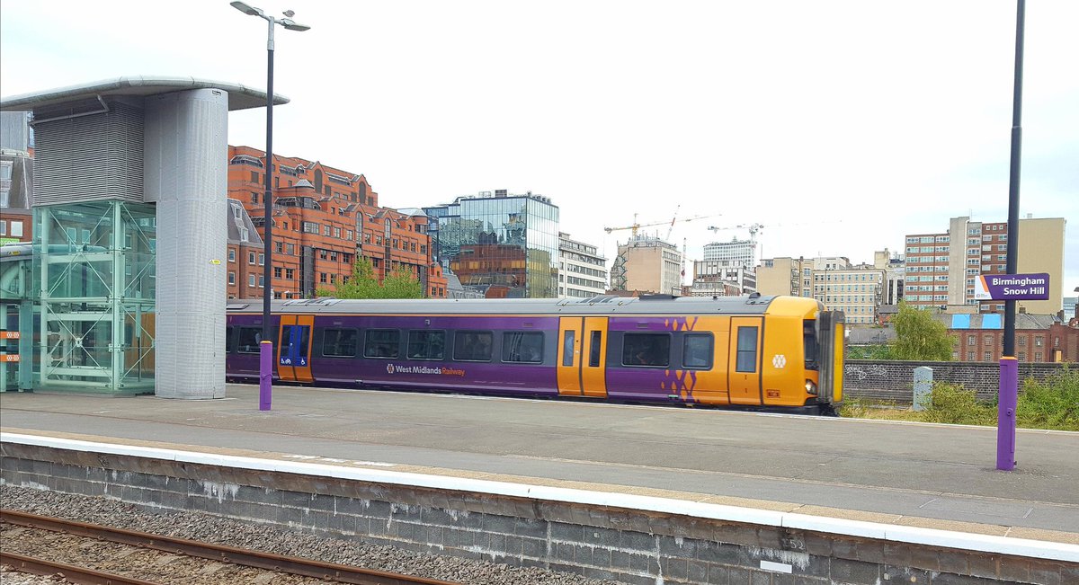 WMRailExecutive's tweet photo. Good to finally see one of the newly branded @WestMidRailway @WMRailwayNews trains at #BirminghamSnowHillStation https://t.co/PNLE8tDUdl