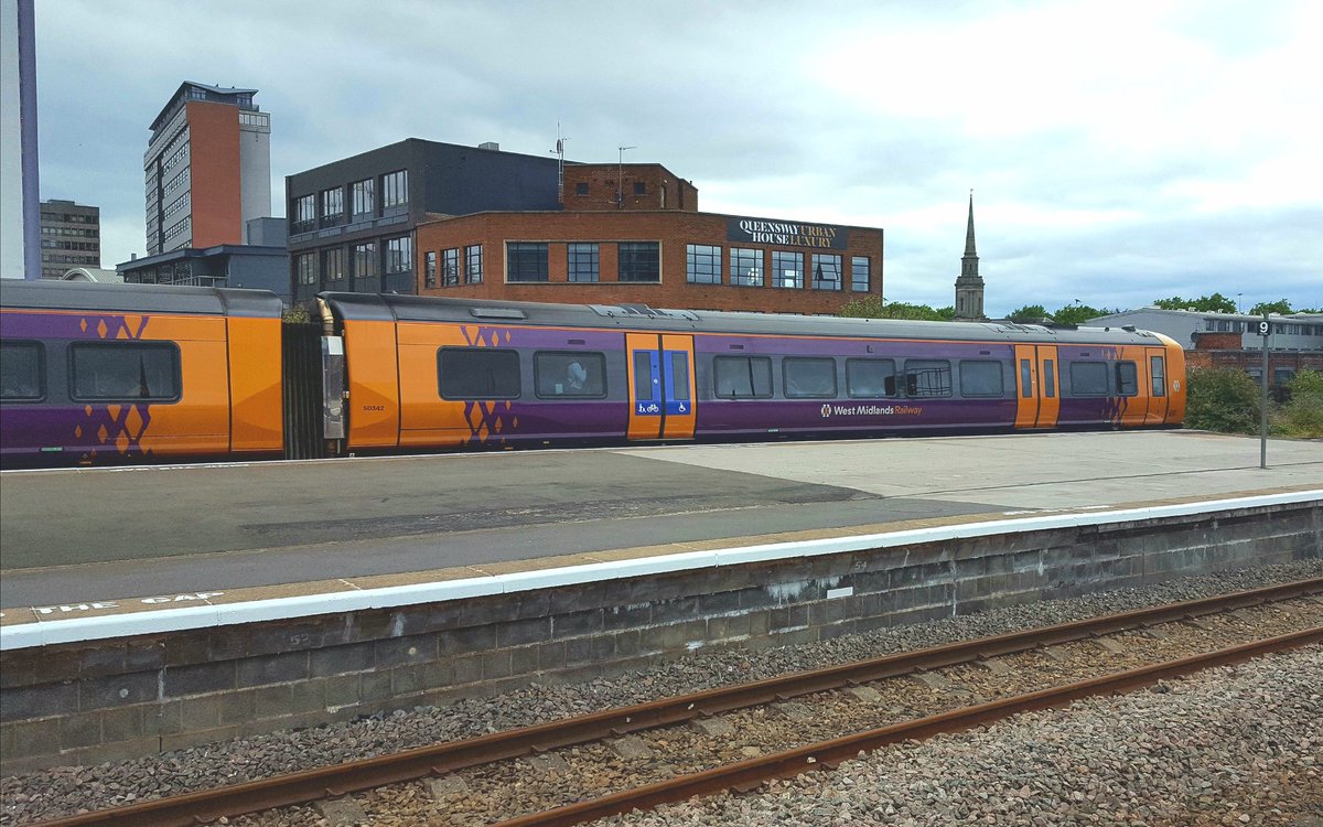 WMRailExecutive's tweet photo. Good to finally see one of the newly branded @WestMidRailway @WMRailwayNews trains at #BirminghamSnowHillStation https://t.co/PNLE8tDUdl