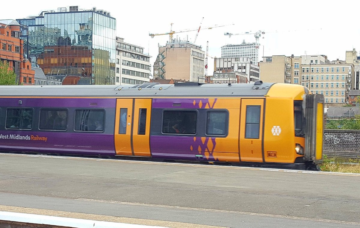 WMRailExecutive's tweet photo. Good to finally see one of the newly branded @WestMidRailway @WMRailwayNews trains at #BirminghamSnowHillStation https://t.co/PNLE8tDUdl
