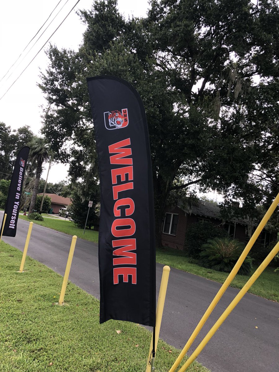 UMSLake's tweet photo. Next time you drive up to UMS check out the new flags!  #UMSTigerPride https://t.co/2e0a4ilKsO