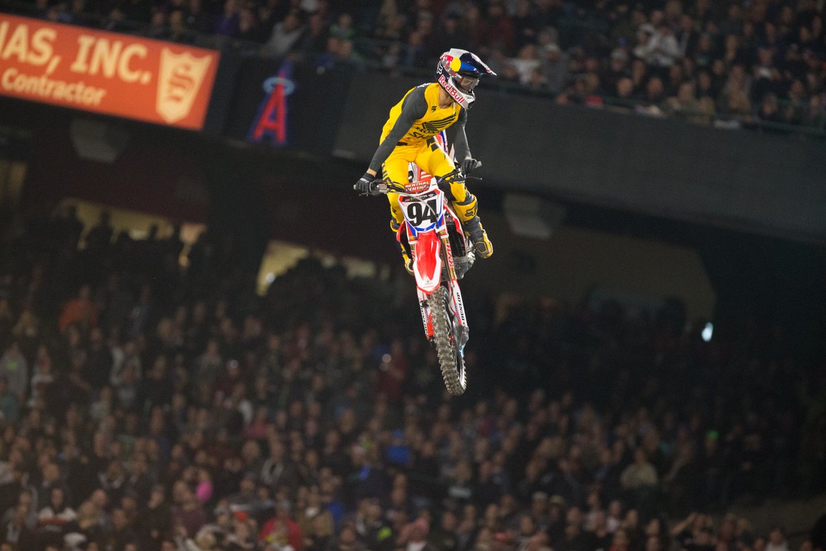 SupercrossLIVE's tweet photo. Retweet if you believe @KenRoczen94 will return to victory in @MonsterEnergy Supercross in 2019! #SupercrossLIVE https://t.co/WQEF9ONCYq