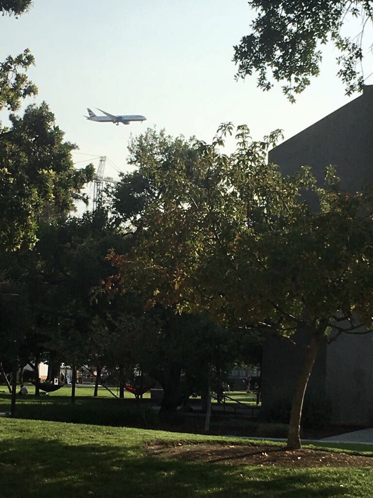 MarkGrigg's tweet photo. Not much to see for most of our flight to SJC, San Jose 🇺🇸 yesterday until we got to the Rockies #pilotview #B787 #crewlife @British_Airways then someone snapped our arrival 😎 https://t.co/CZmqaEDvBU