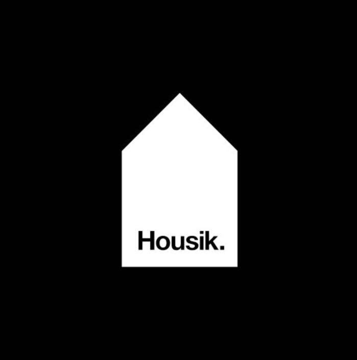 Housik 2.0

HOUSIK.CO.UK / We ship worldwide 🌍 

#streetwear #streetstyle #fashion #norwich #london #housemusic #house