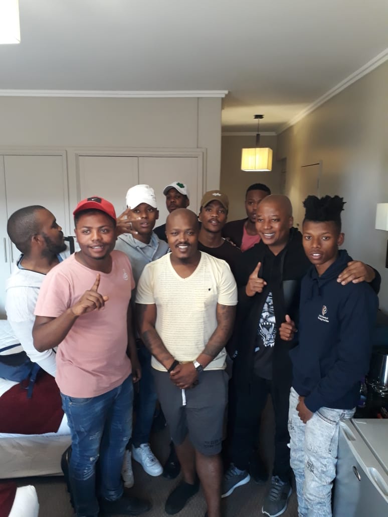 TR_Reginald97's tweet image. 😭 Such humble brothers 💝 @VetkukvsMahoota 🔞
Road to #SpringJumpOffCookOut  08 September 👑⚡