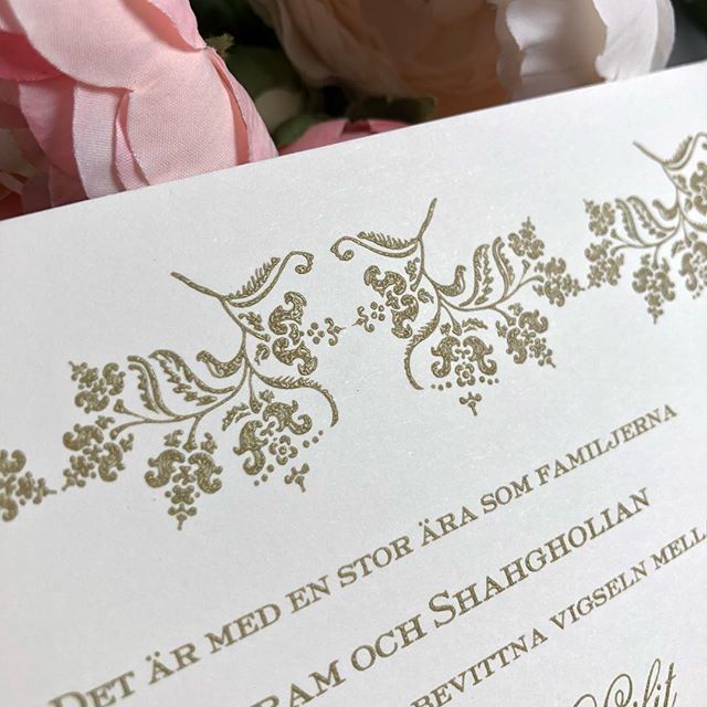 Beautiful gold ink thermographed floral detail on this elegant invitation. .
.
.
#thermo #goldink #gold #weddinginvitations #weddingideas #weddingplanning #weddingideas #bridestobe #bride2018 #weddingstationery #luxuryinvitations #printers #bespokedesign… ift.tt/2PtjThT