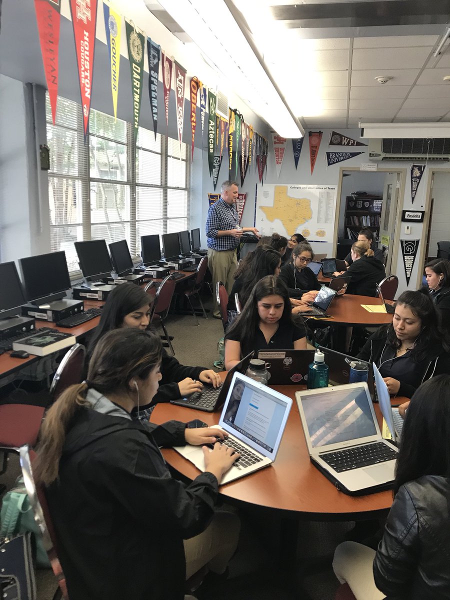 ARS Seniors getting a head start working on college applications #AISDProud #AnnProud