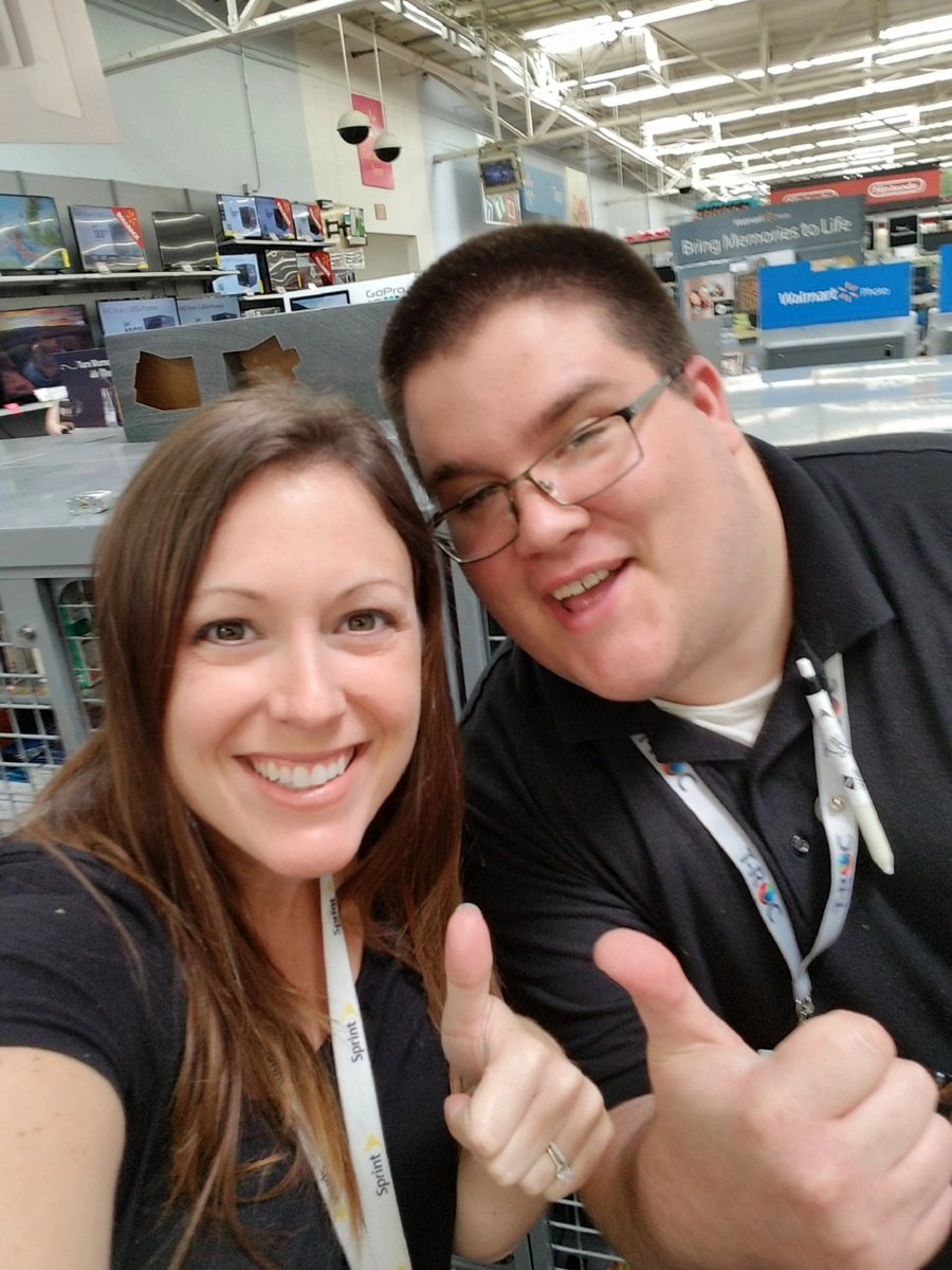 SprintWKY's tweet photo. Just finished up adding a new Sprint line with this TROC champ! 🙌 @KendallDuane @sgonyer12 @SprintMidAtl @NRSPG_Craig https://t.co/c8tdGiOkfr