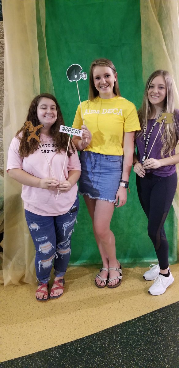 AlmaDECA's tweet photo. Come have ur pic made at the Airedale Photo booth! Located in the Promenade by aire-looms! #goairedales #beatvb @AlmaSchools https://t.co/hACo464Llr