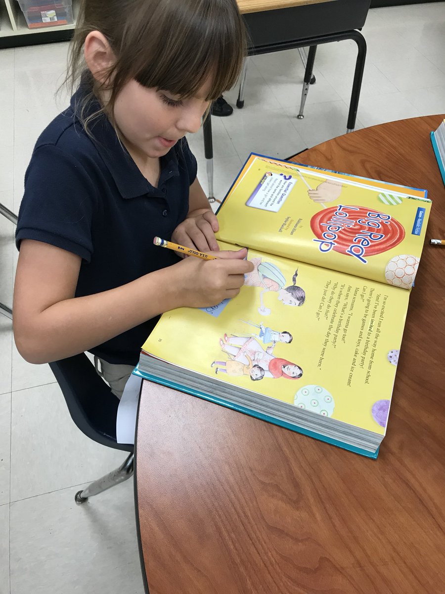 Mrs_sedwards1's tweet photo. Writing down the characters and the setting while we read @PrincipalERD @DicksonTigers https://t.co/vfll6lkoT0