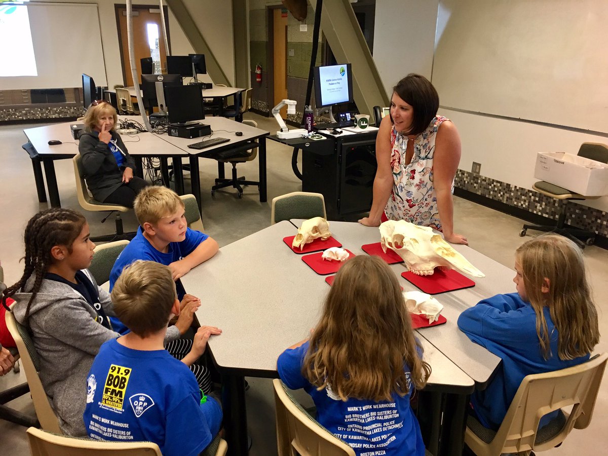 KLPSCSO's tweet image. Kids N Kops 2018 are lucky to have been invited to @FrostDeanBrett where Danny &amp;amp; Brooke are sharing such great knowledge &amp;amp; activities with our campers #EnvironmentalExperts #PredatorOrPrey  @BBBSKLH