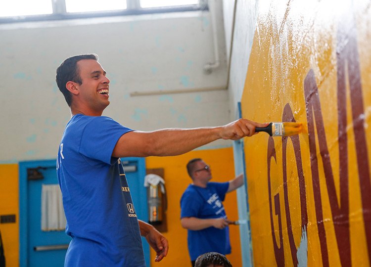 How are #CommunitySchoolsPHL getting ready for the start of school? At Gompers, the <a href="/sixers/">Philadelphia 76ers</a> <a href="/ScottONeil/">Scott O’Neil</a> and @SDPHite plus 150 volunteers recently gathered to welcome a fresh coat of paint and the new school year! 🖌️ nba.com/sixers/76ers-h…