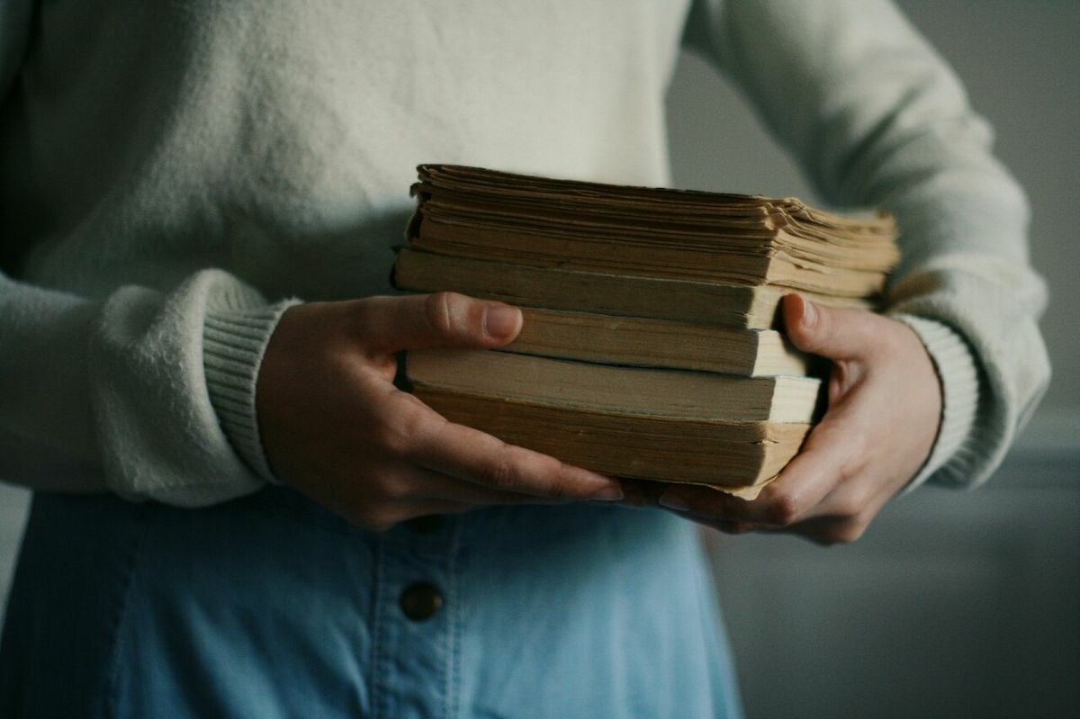 'Go away- I'm reading...'

《 An account revival penned by #Dame. Modern verse for @AFairFacade. ♡ for a detailed GIF starter. 》