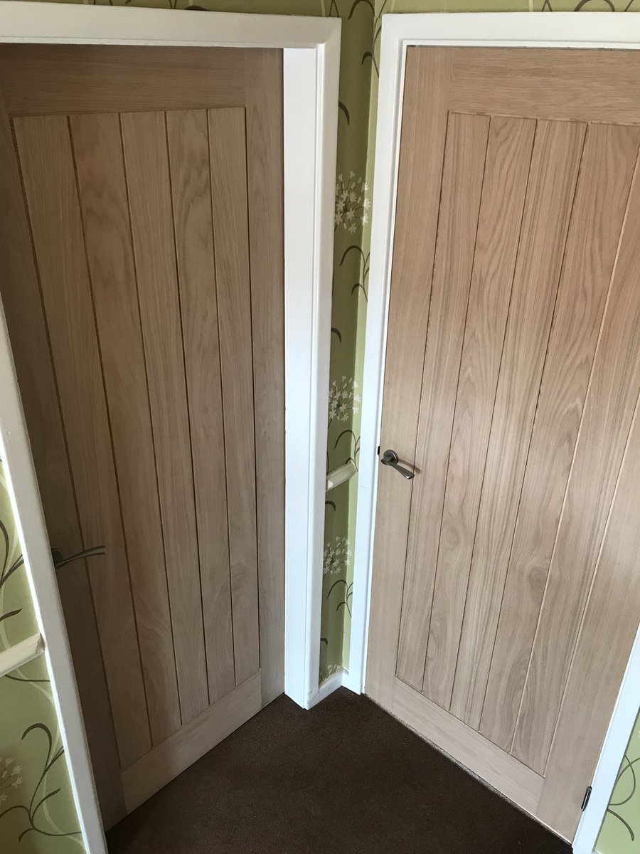 Singo_Bespoke's tweet photo. 2 solid wood doors fitted and a stair case renovation. From dark wood to a much more modern iron spindle, oak stair case 👌🏻 
#doors 
#oak
#joinery
#staircase 
#renovation
#ironspindles 
#modern 
#MarcSingletonJoinery https://t.co/55iNfvgLHL