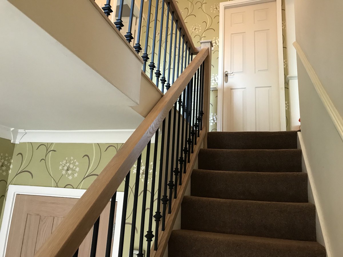 Singo_Bespoke's tweet photo. 2 solid wood doors fitted and a stair case renovation. From dark wood to a much more modern iron spindle, oak stair case 👌🏻 
#doors 
#oak
#joinery
#staircase 
#renovation
#ironspindles 
#modern 
#MarcSingletonJoinery https://t.co/55iNfvgLHL