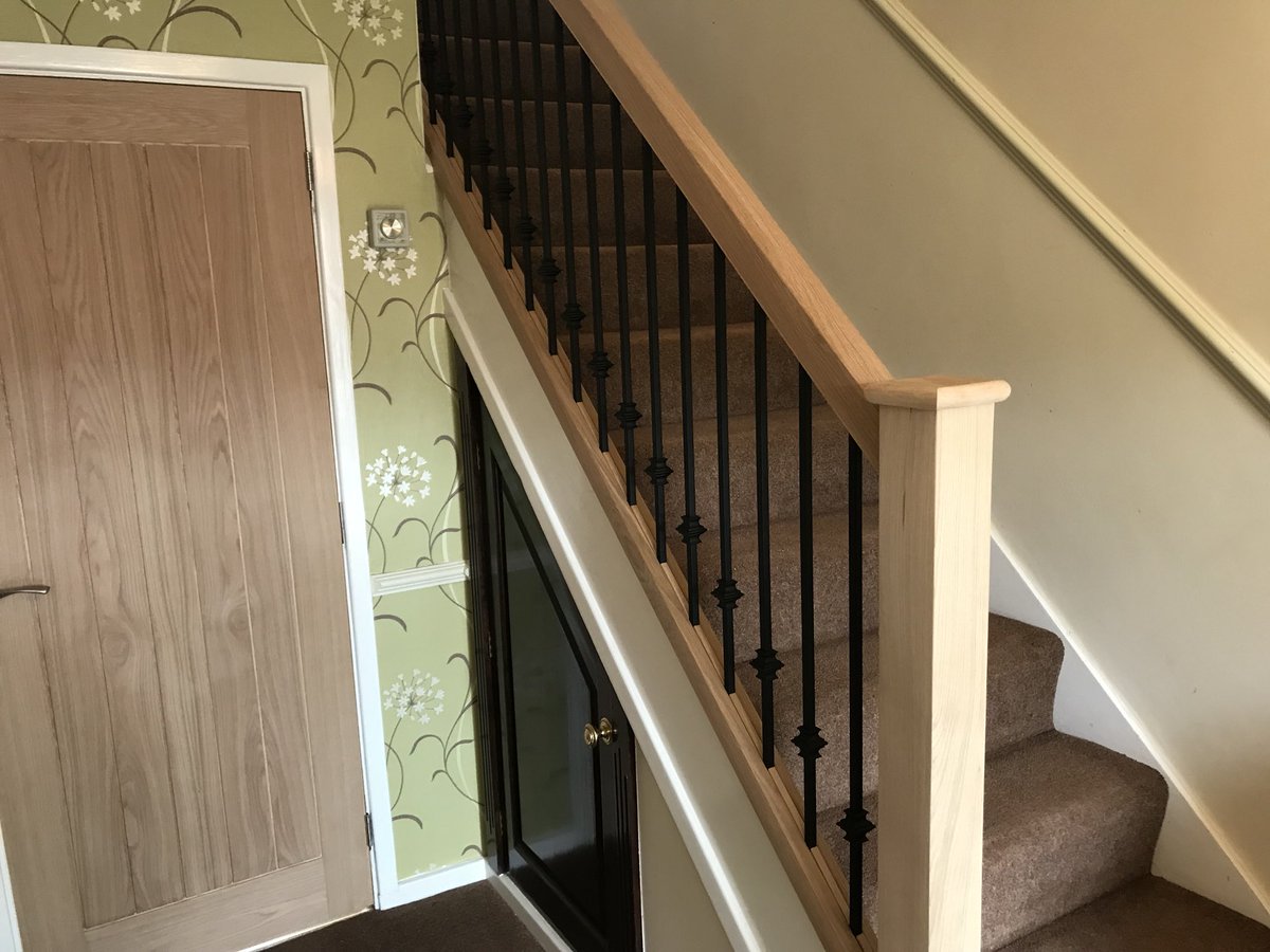 Singo_Bespoke's tweet photo. 2 solid wood doors fitted and a stair case renovation. From dark wood to a much more modern iron spindle, oak stair case 👌🏻 
#doors 
#oak
#joinery
#staircase 
#renovation
#ironspindles 
#modern 
#MarcSingletonJoinery https://t.co/55iNfvgLHL
