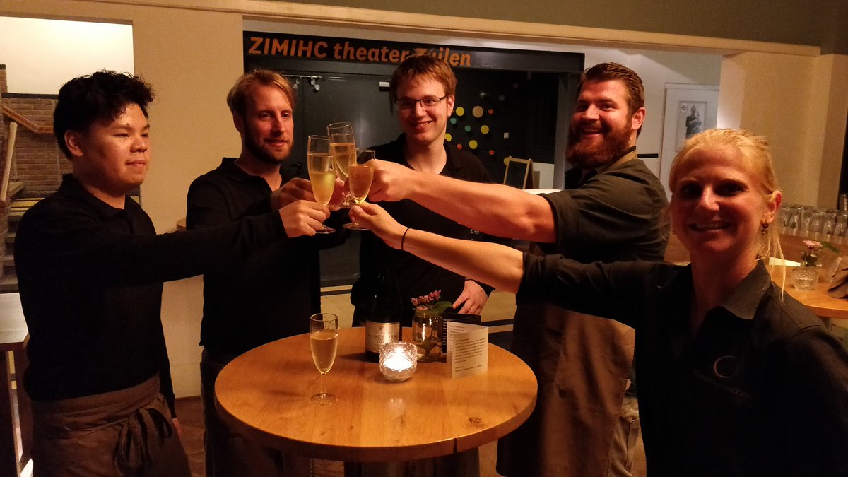 Bubbels voor de geslaagde Gastheren en Gastvrouwen mbo niv 2 #Zuilen <a href="/ColourKitchen/">The Colour Kitchen</a> <a href="/SVO_Opleidingen/">SVOvakopleiding food</a>