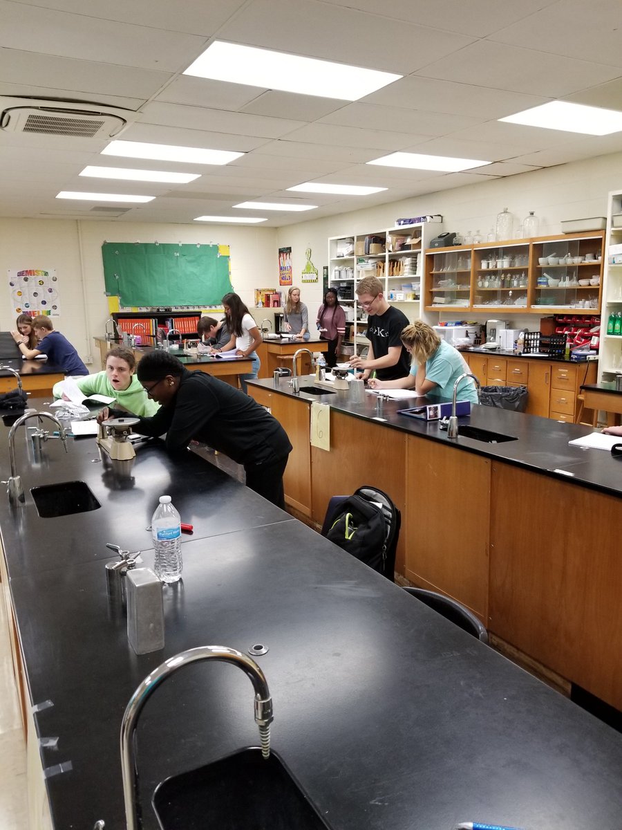 high_hhs's tweet image. Chemistry students determining the weighted average mass of various samples.#HHS #TeamDCS