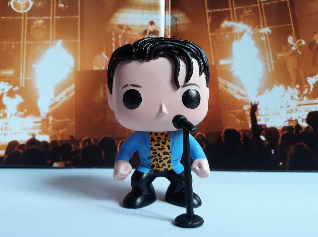 lazartyst's tweet photo. Also did some photos with @brendonurie with my #DOABtour vynil! It looks really cool! @PanicAtTheDisco #custompop #deathofabachelor #panicatthedisco https://t.co/08QBBRD35K
