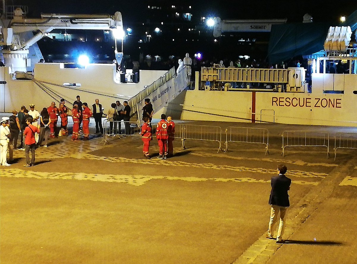 riccardomagi's tweet image. La #Diciotti ha calato la scaletta. Dopo 7giorni il governo si è accorto  di minori nn accompagnati a bordo.O meglio si è accorto che la loro detenzione oltre che illegale poteva essere impopolare.Siamo qui xché rimangono 148 persone e un paese intero da liberare da questa follia