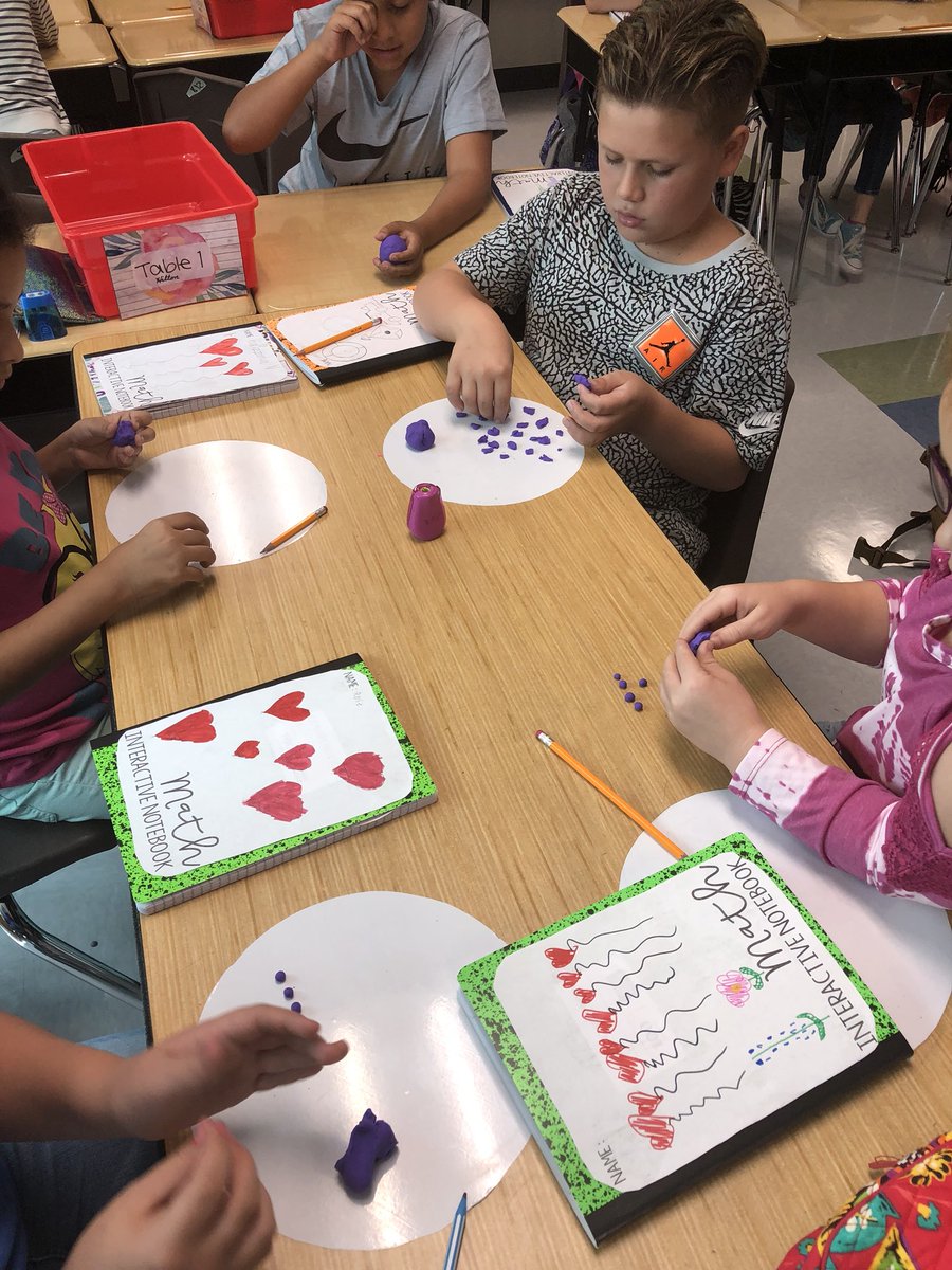 MrsZamorasclass's tweet photo. Breaking up wholes to represent decimal numbers @BillHasseElem  @Hilton4Hasse  #leapingintothenewyear #decimalsandplacevalue #welovemath https://t.co/5yugvXUSnU