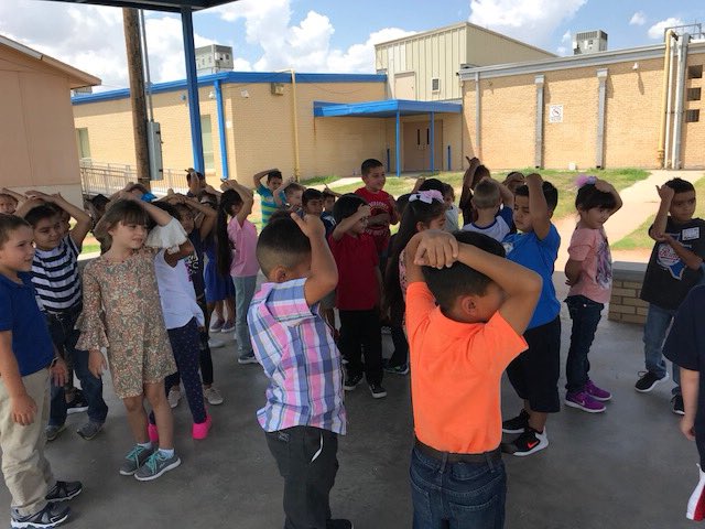 ZavalaElem's tweet image. First Grade Teambuilding #zavalarocks  #ECISD #gettingtoknoweachother