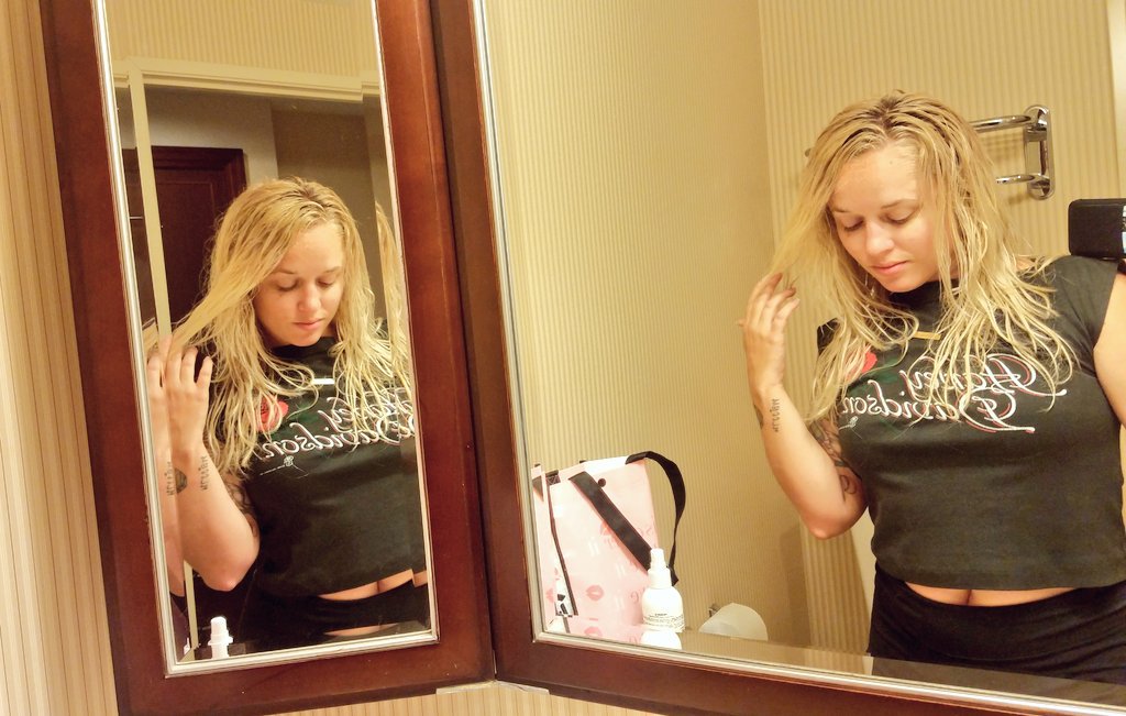 ladythevamp's tweet photo. Twinning https://t.co/3rGknQ6dce