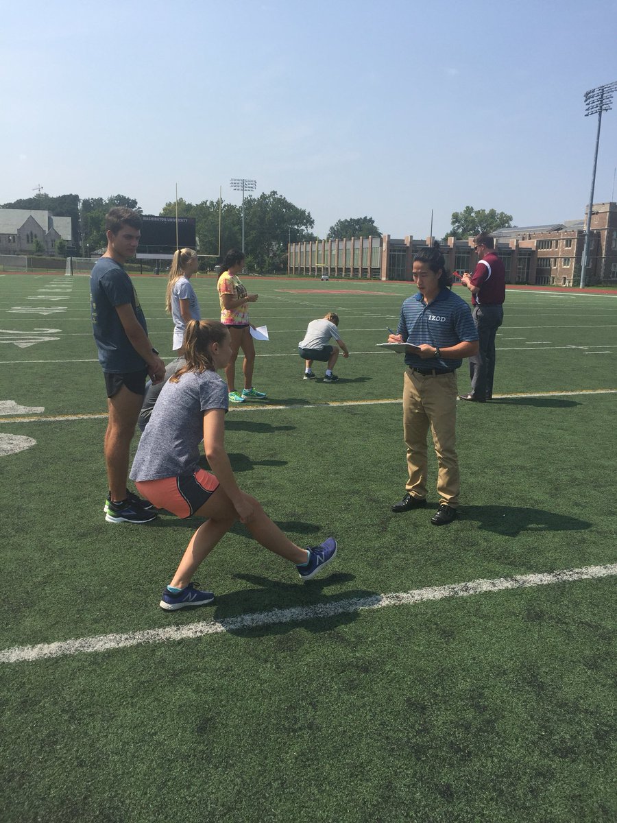 WASHU_XCTF's tweet photo. Utilizing WashU’s awesome physical therapy program... Newcomers going through a movement screen and gait analysis w/ the WU Running Clinic @wustl_pt #injuryprevention #d3xc https://t.co/9zDS6YCZmp