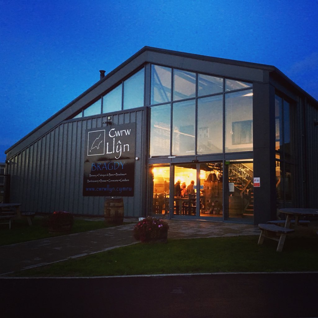 Noson wych yn y bragdy heno - diolch yn fawr iawn i <a href="/CwrwLlyn/">Cwrw Llŷn</a> am y croeso cynnes i’n siaradwyr Cymraeg newydd! #DysgwyrDwyfor // #CwrwLlŷn // #cwrw #beer // #bragdy #brewery // #Nefyn // #PenLlŷn // #Llŷn // #Cymru #Wales 🏴󠁧󠁢󠁷󠁬󠁳󠁿