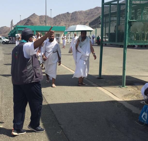 tshrafa's tweet photo. #جوالة_تنمية_الشرافاء تساهم خلال أيام التشريق مع #البنك_الإسلامي في تنظيم دخول الحجاج الى المجازر وفك الازدحام و ارشادهم الى المسارات المخصصة لهم  ، وتوزيع النشرات التوعوية على الحجاج وارشادهم الى المشاعر اثناء خروجهم خلال أيام النسك .
#العالم_في_قلب_المملكه 
#وادي_الدواسر https://t.co/QVMe2ICRR1