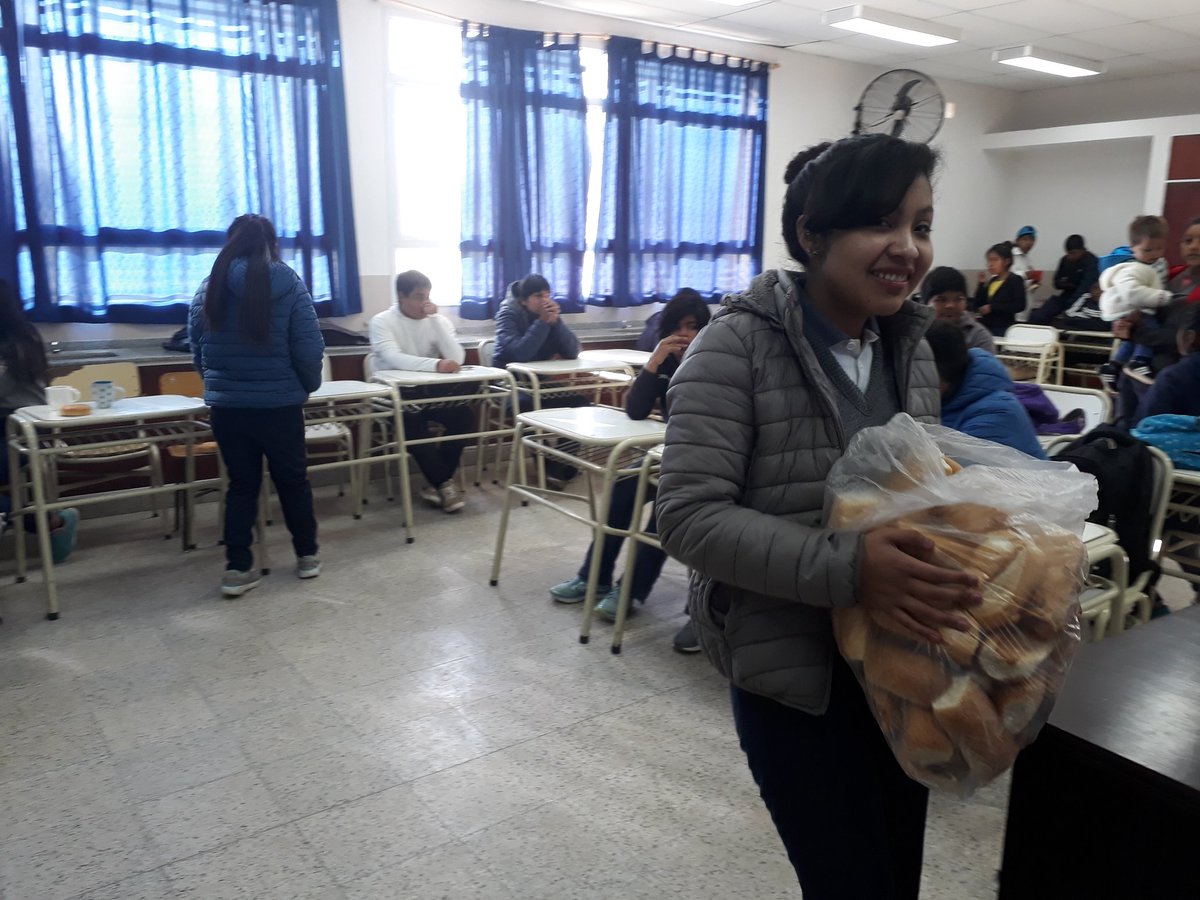 RoaParedesNidi1's tweet photo. #ESALasPalmas primero nos alimentamos luego creamos en el taller de #ARTE https://t.co/ZhsNYEMaVZ