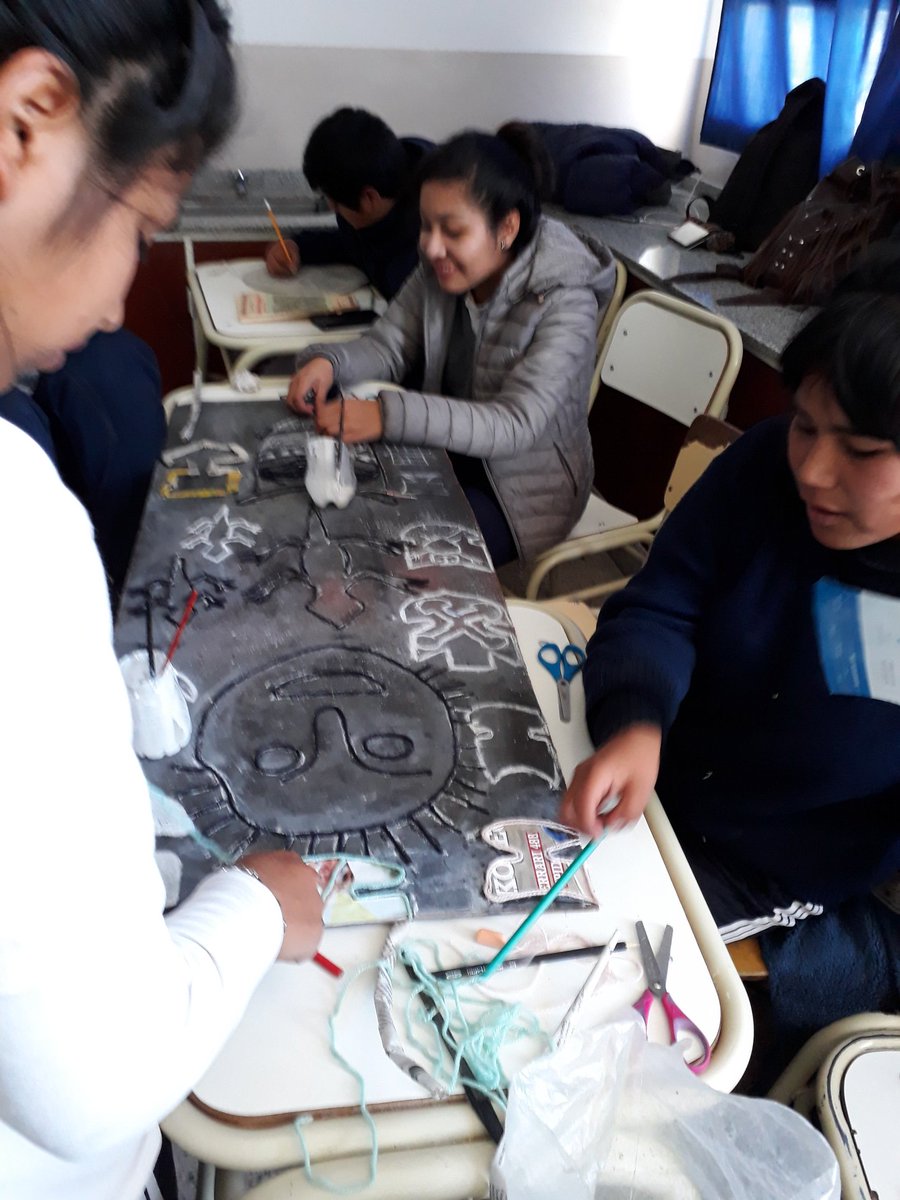 RoaParedesNidi1's tweet photo. #ESALasPalmas primero nos alimentamos luego creamos en el taller de #ARTE https://t.co/ZhsNYEMaVZ