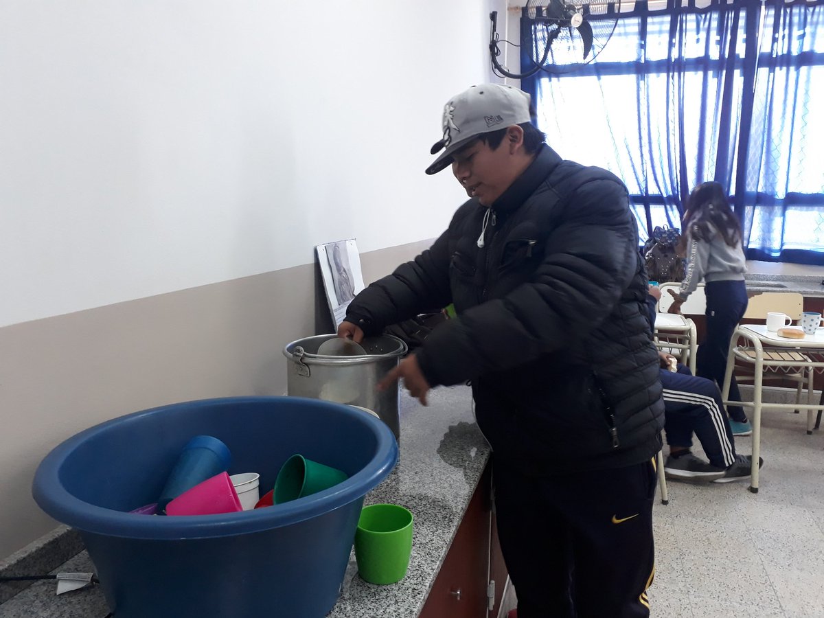 RoaParedesNidi1's tweet photo. #ESALasPalmas primero nos alimentamos luego creamos en el taller de #ARTE https://t.co/ZhsNYEMaVZ
