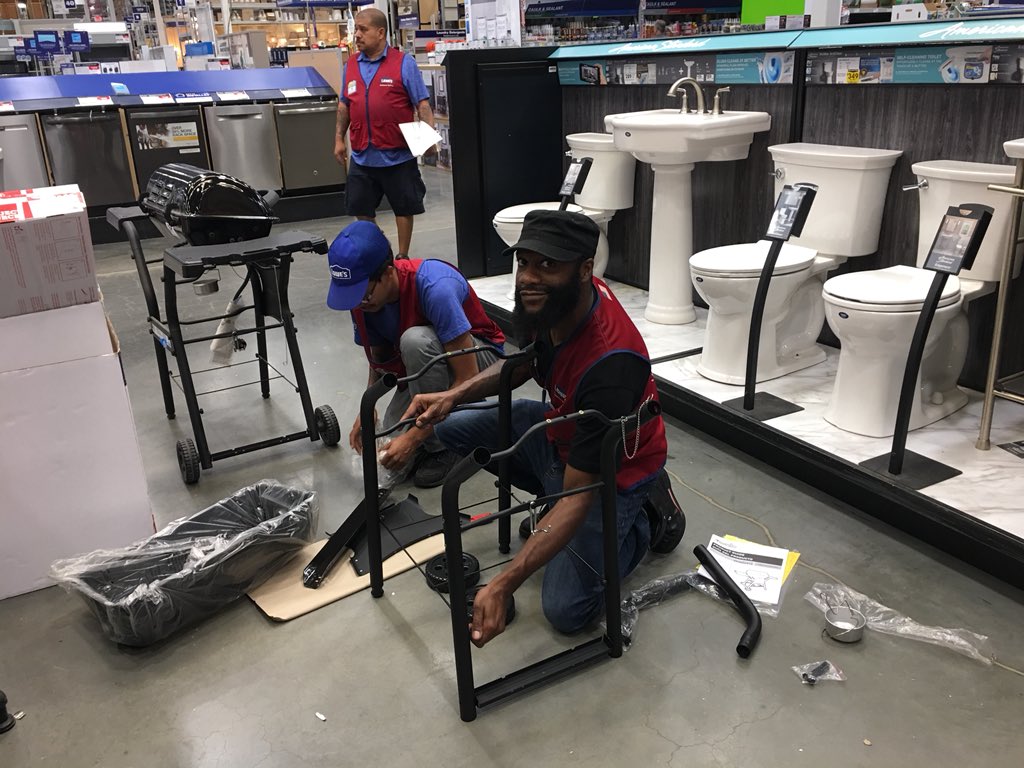 LiliZam22's tweet photo. #Insidegarden &amp; #Plumbing working together to get an elderly couple a new grill built in under 30 min!!! #thankyou Jose and Sunjy for always putting our customers first #wehavethebestemployees #teamwork #lowes1942 #lovemyteam #myloweslife @BSancilio @GreggFreyer @AB_Market1217 https://t.co/PS8QT9Mdxi