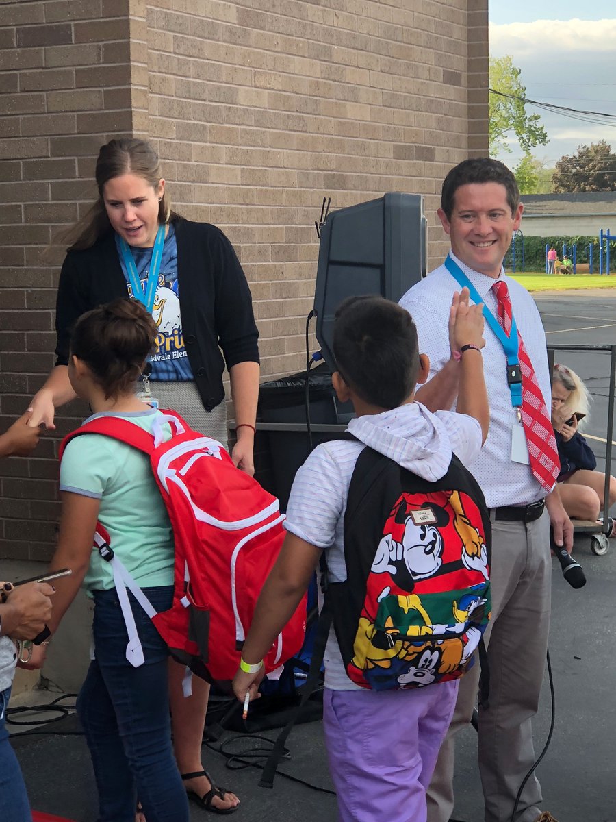 canyonsdistrict's tweet image. The red carpet was rolled out for @EastMidvaleElem's stars of the day — the students. New Principal Matt Nelson and his staff gave a high-energy welcome to the Eagles to kick off the day. #firstday #10thyear #CSDistheplacetobe #wearecanyons